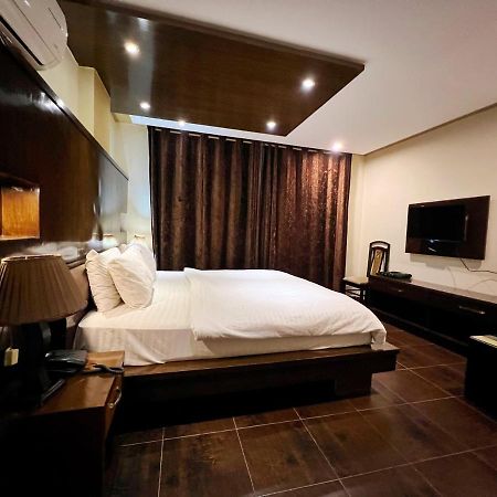 Bling Hotel International Multan Buitenkant foto