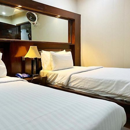 Bling Hotel International Multan Buitenkant foto