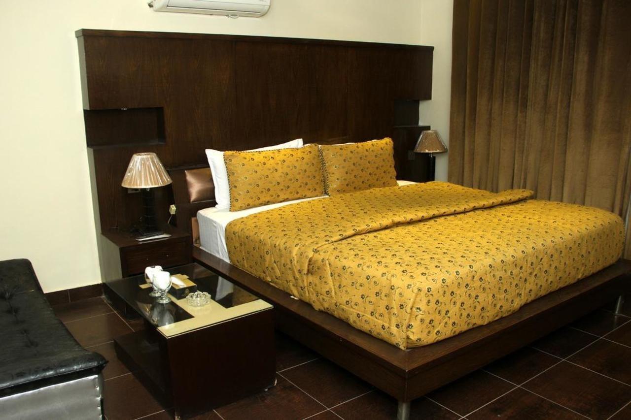 Bling Hotel International Multan Buitenkant foto