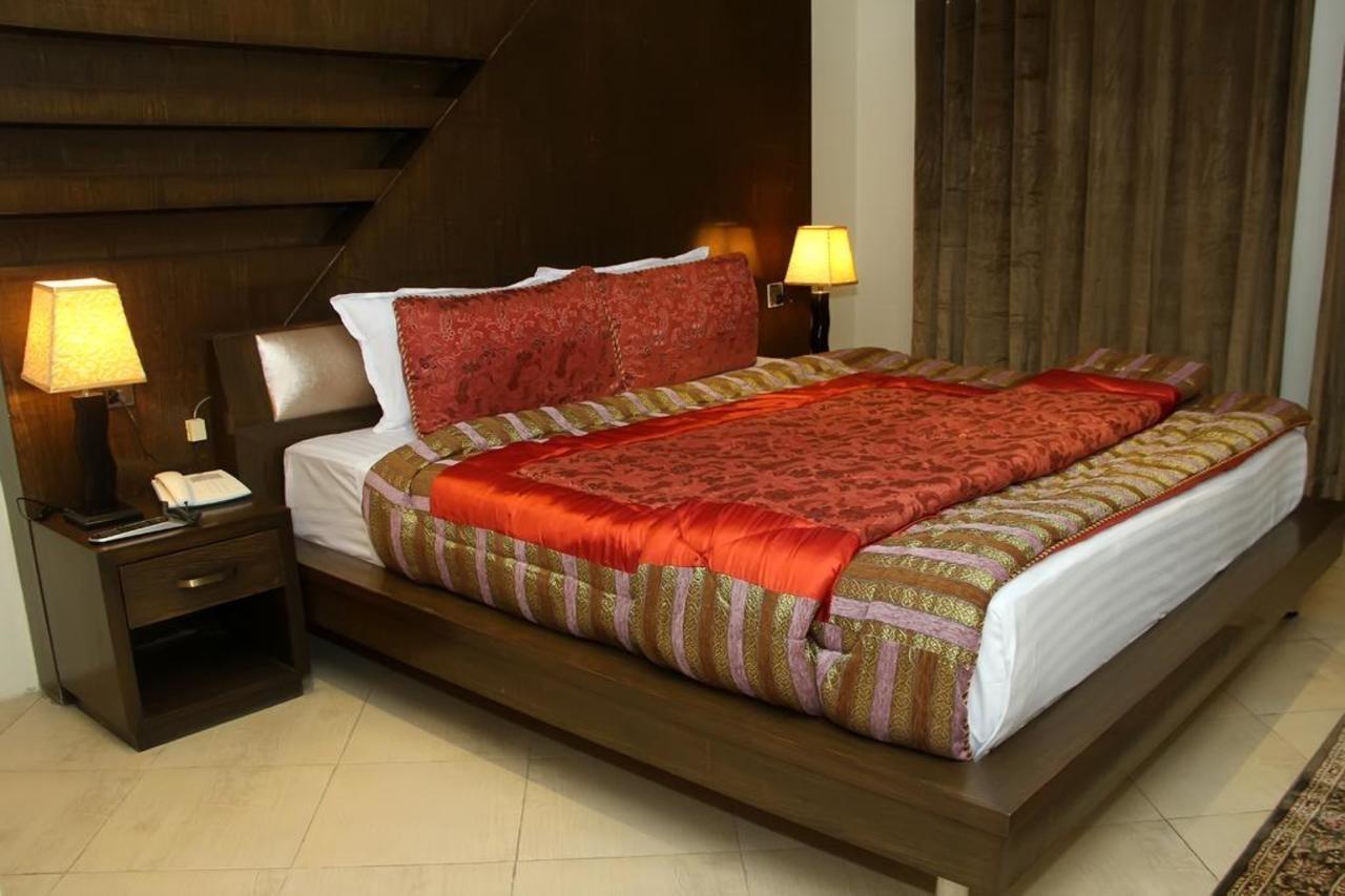 Bling Hotel International Multan Buitenkant foto