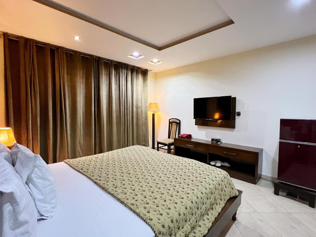 Bling Hotel International Multan Buitenkant foto