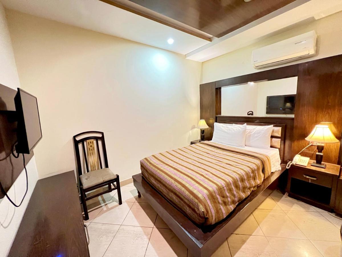 Bling Hotel International Multan Buitenkant foto