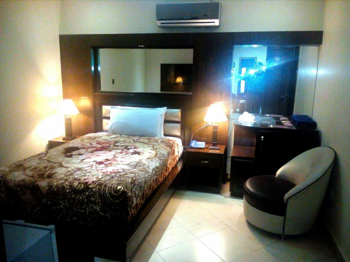 Bling Hotel International Multan Buitenkant foto