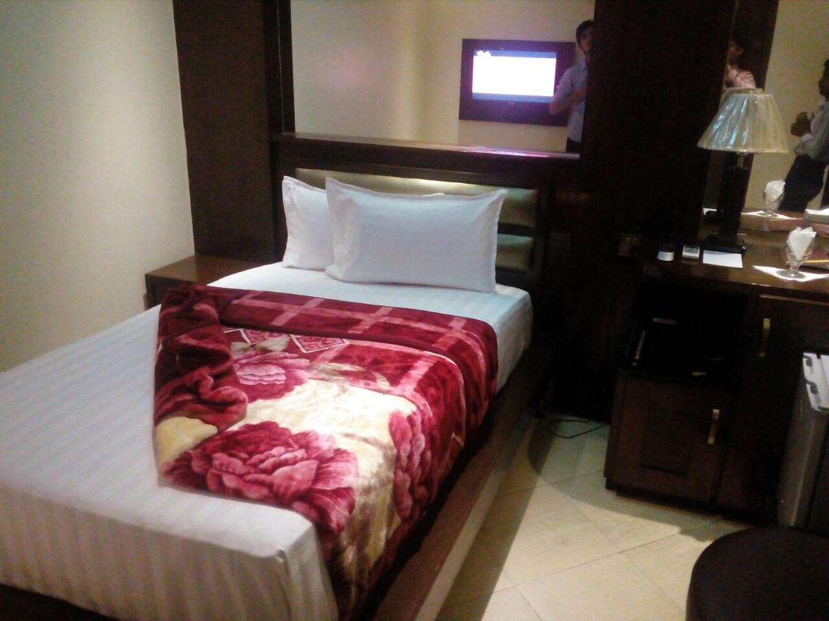 Bling Hotel International Multan Buitenkant foto