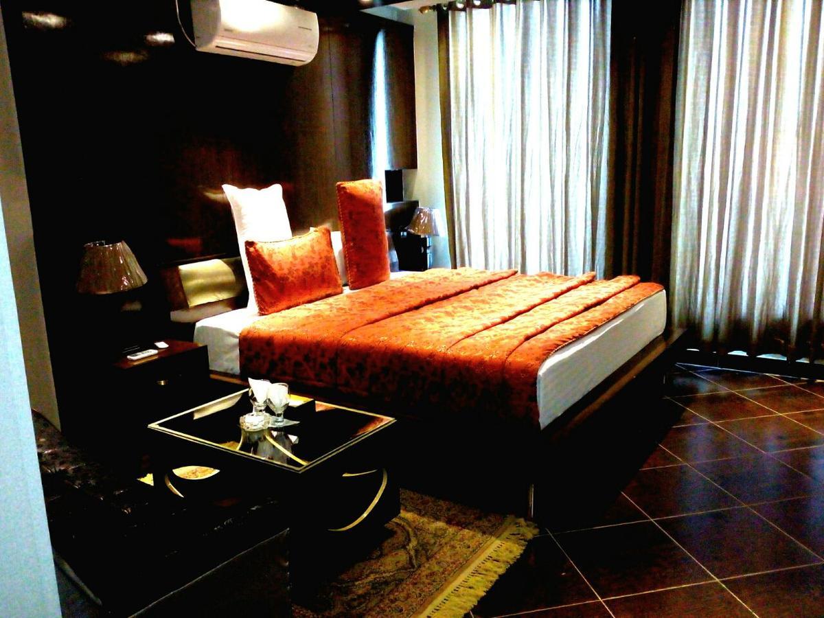 Bling Hotel International Multan Buitenkant foto