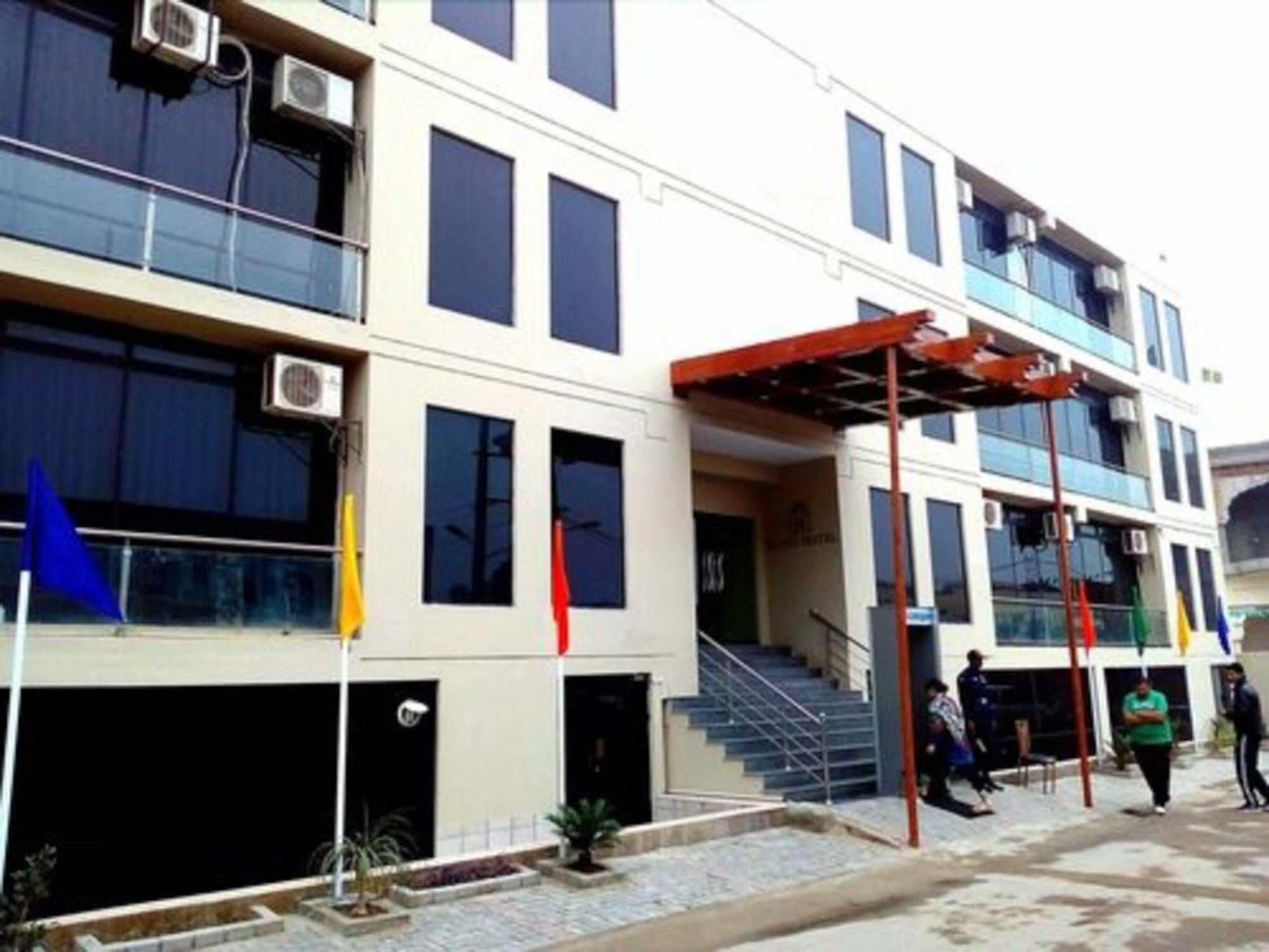 Bling Hotel International Multan Buitenkant foto
