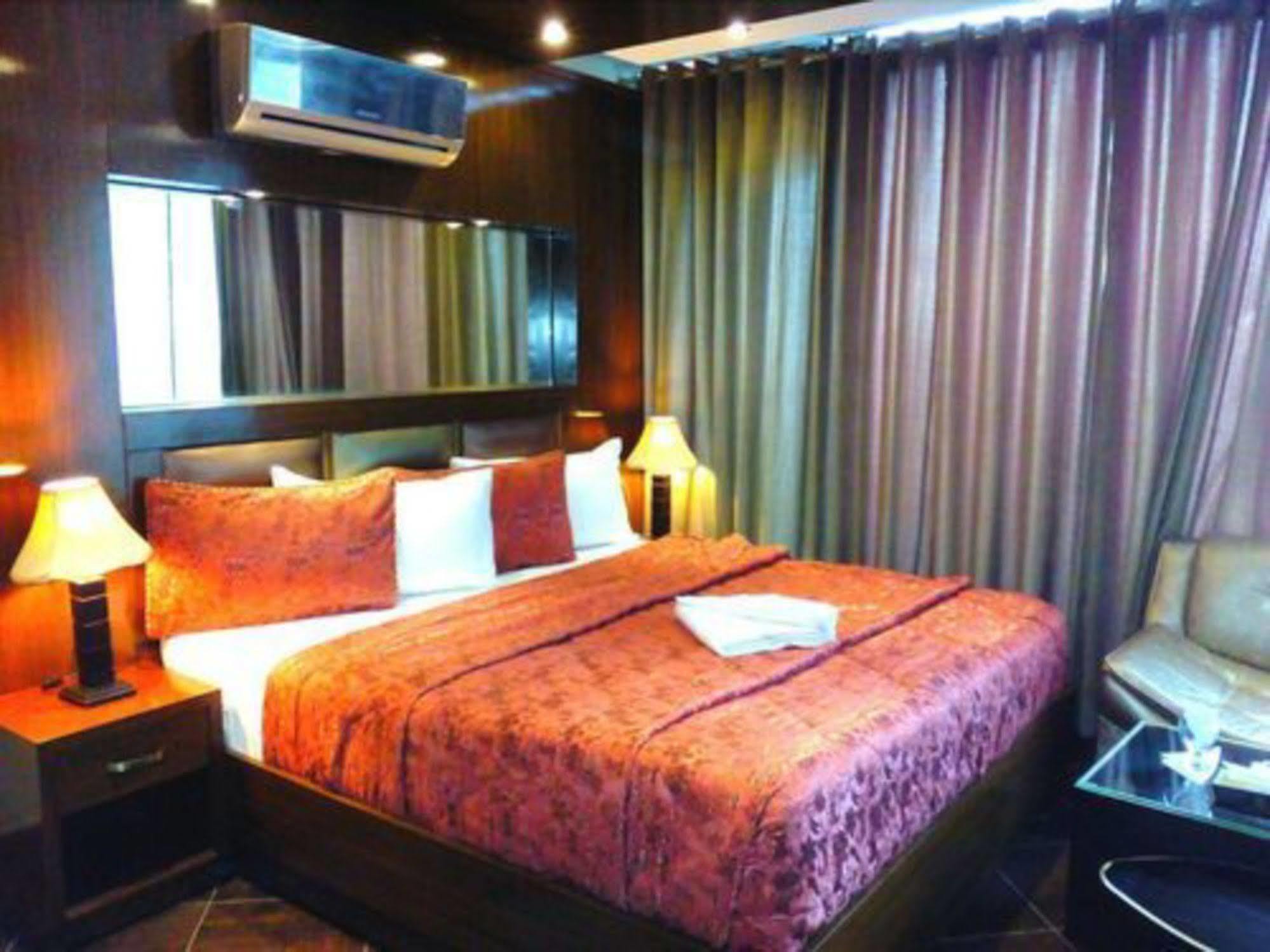 Bling Hotel International Multan Buitenkant foto