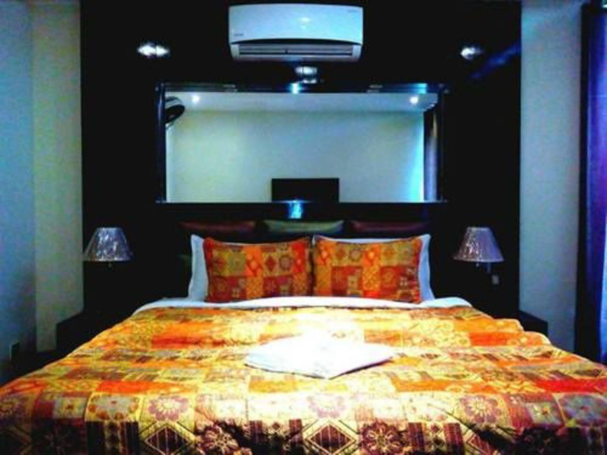 Bling Hotel International Multan Buitenkant foto