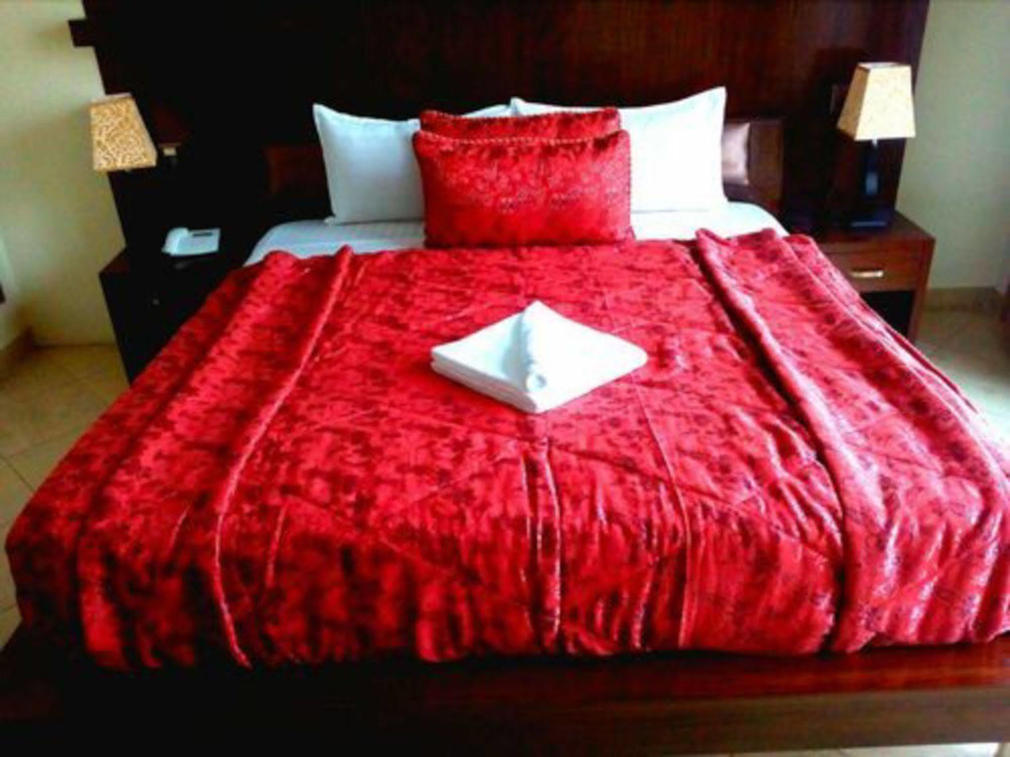 Bling Hotel International Multan Buitenkant foto