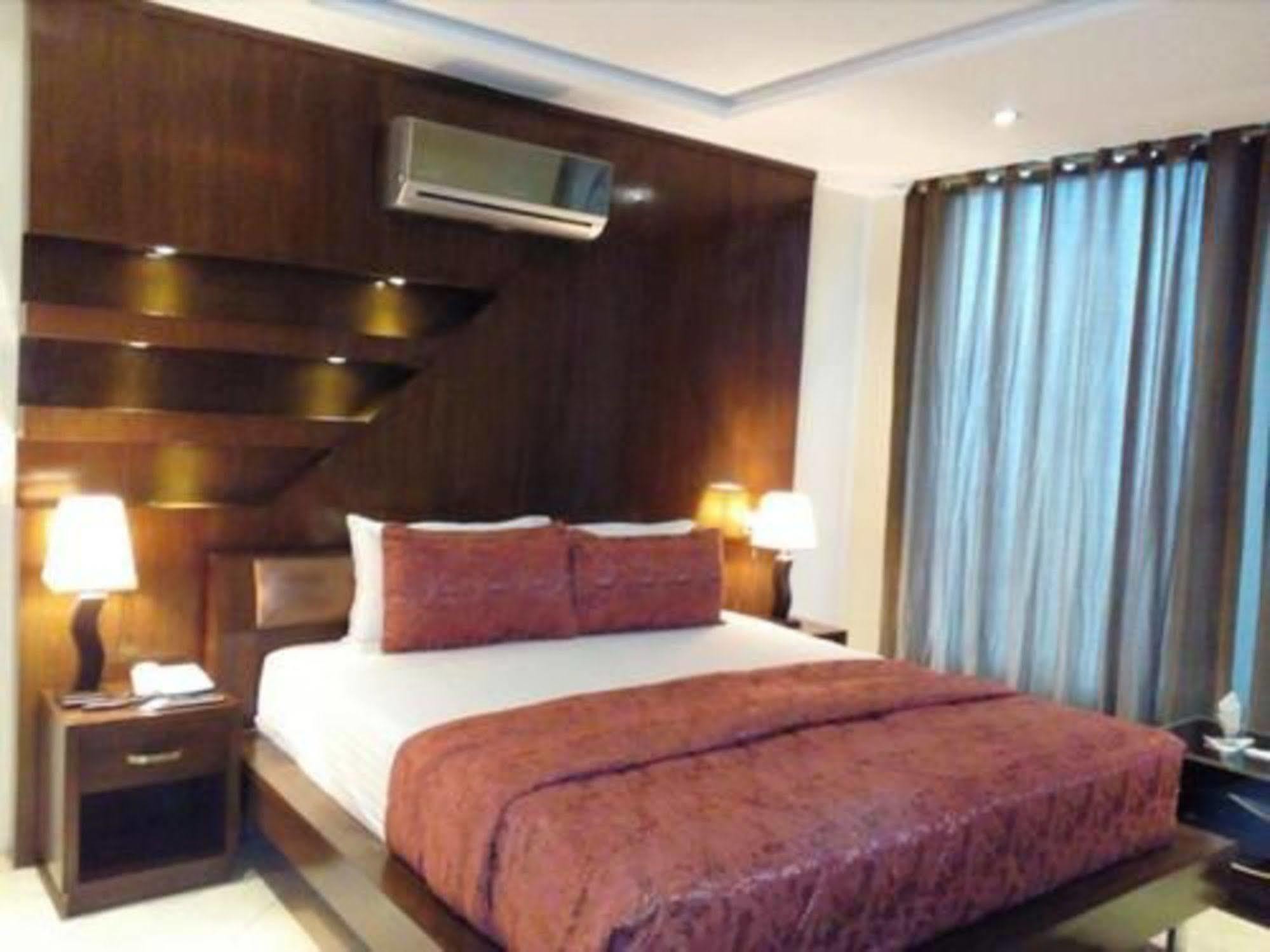 Bling Hotel International Multan Buitenkant foto