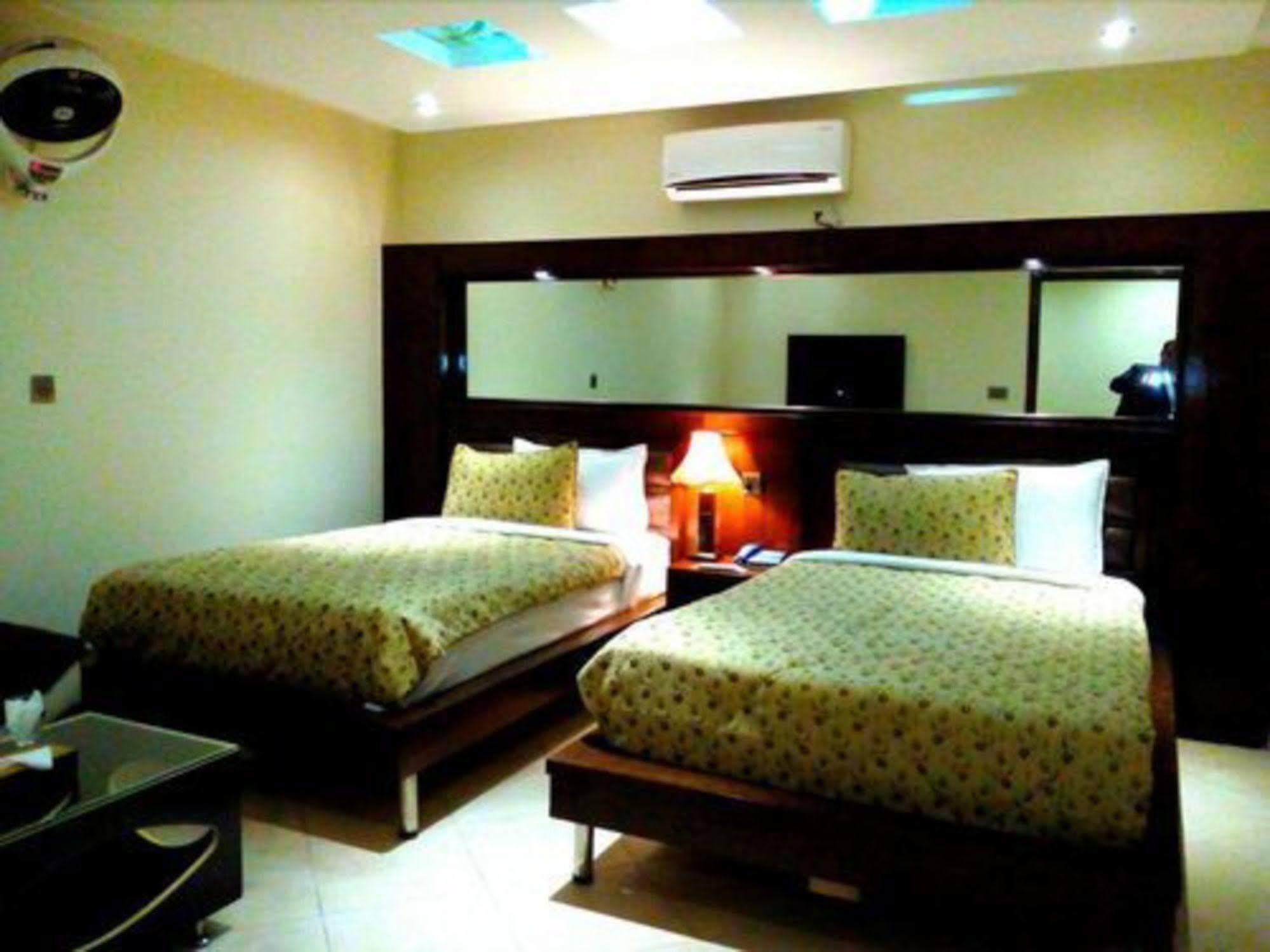 Bling Hotel International Multan Buitenkant foto