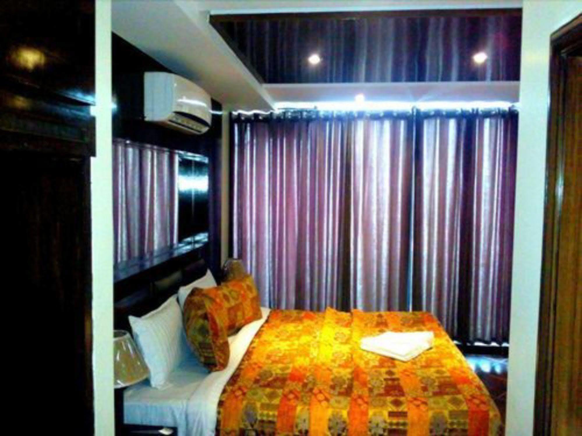 Bling Hotel International Multan Buitenkant foto