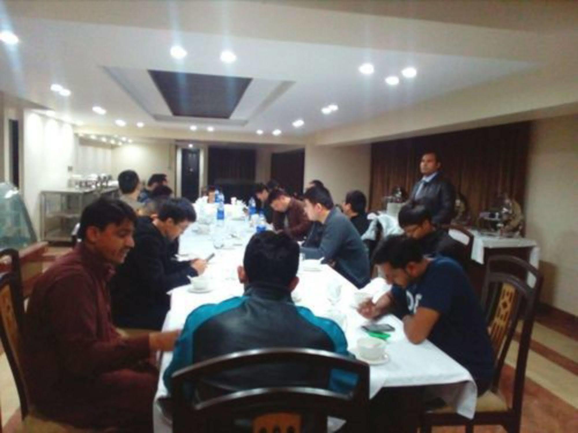 Bling Hotel International Multan Buitenkant foto